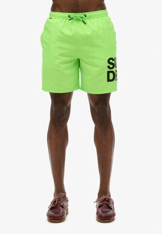 Shorts de bain Superdry en vert : devant