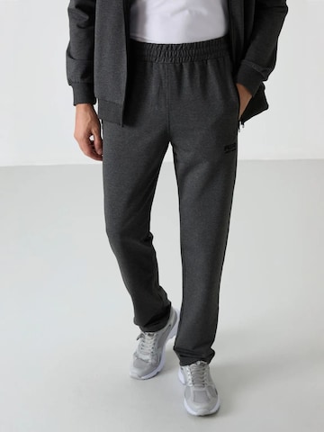 Tommy Life - Fato de jogging em cinzento