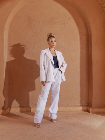 Blazer 'Dion' Ema Louise x ABOUT YOU en blanc