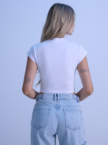 T-shirt 'Fee' ABOUT YOU x irinassw en blanc