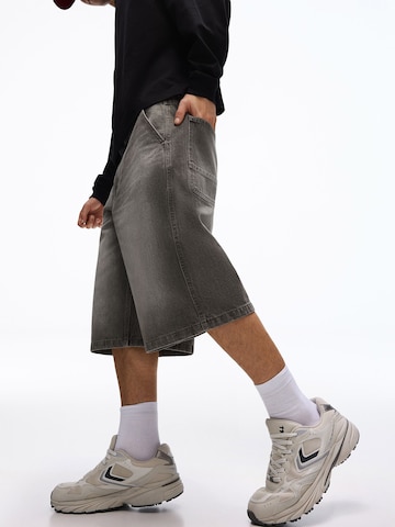 Bershka Široke hlačnice Kavbojke | siva barva: sprednja stran