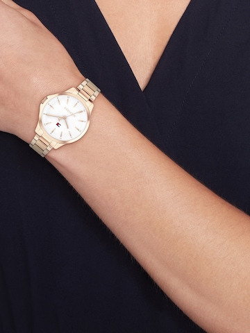 TOMMY HILFIGER Analogové hodinky 'CHLOE' – zlatá