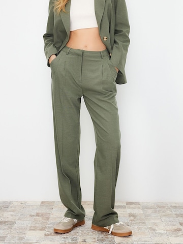 regular Pantaloni con pieghe di Trendyol in verde: frontale