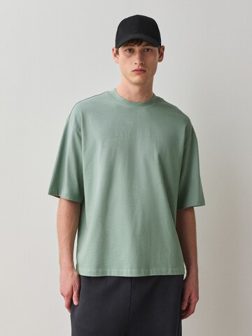 Tricou de la Next pe verde: față