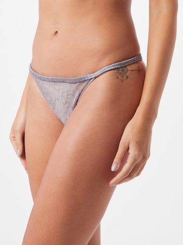 Calvin Klein Underwear Normalny krój Stringi 'Brazilian' w kolorze szary: przód