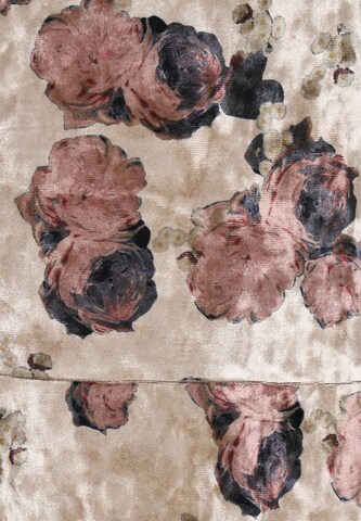 Usha Rok in Beige