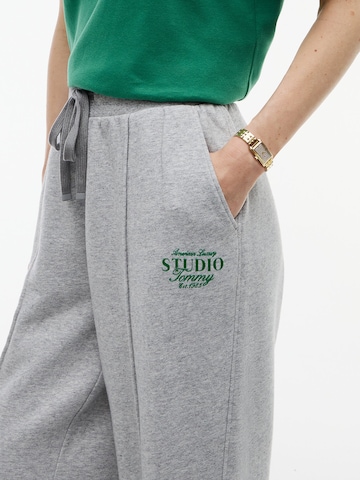 TOMMY HILFIGER Wide leg Trousers in Grey