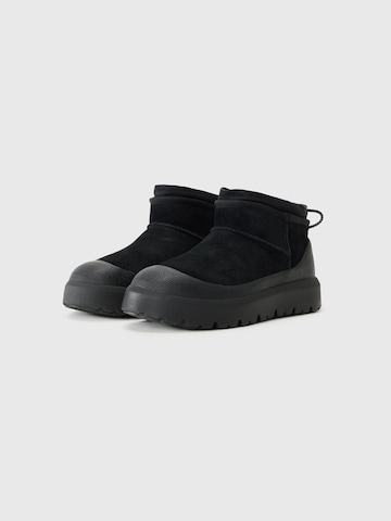 Boots 'Cl Ultra Mini Weather Hybrid' di UGG in nero: frontale