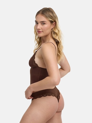 cfab (formerly creamy fabrics) - Top 'Deep Neck Lace Top' en marrón