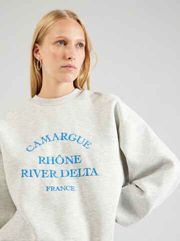 Gina Tricot Sweatshirt 'Riley' in Grau