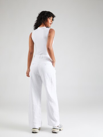 Abercrombie & Fitch Regular Pleat-front trousers 'SLOANE' in White
