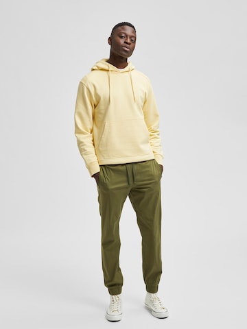 SELECTED HOMME Tapered Trousers in Green