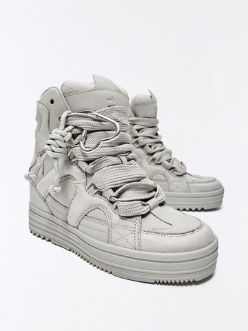 Bershka Sneaker in Grau
