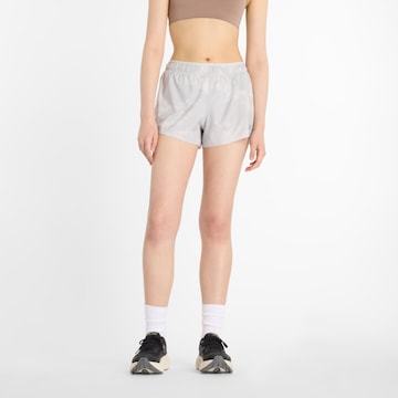 Regular Pantalon 'RC Printed' new balance en gris : devant