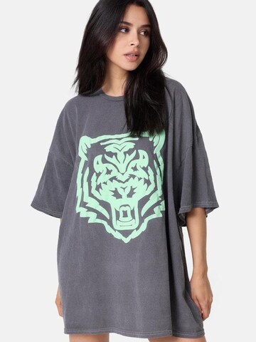 Worldclassca Oversized Shirt 'Oversize T-Shirt "Tiger"' in Grey: front