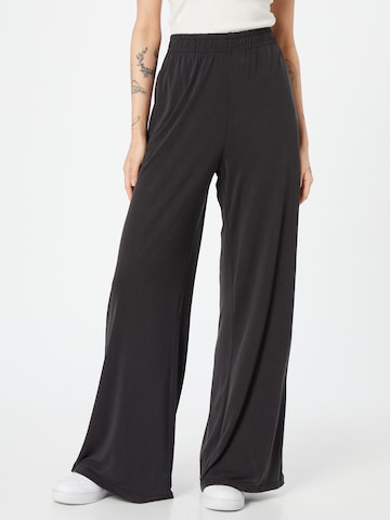 Urban Classics Wide leg Trousers in Black: front