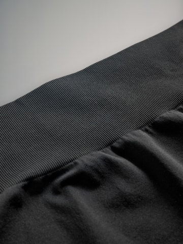 The Set Skinny Shorts in Schwarz