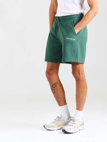 Abercrombie & Fitch Regular Панталон в зелено: отпред
