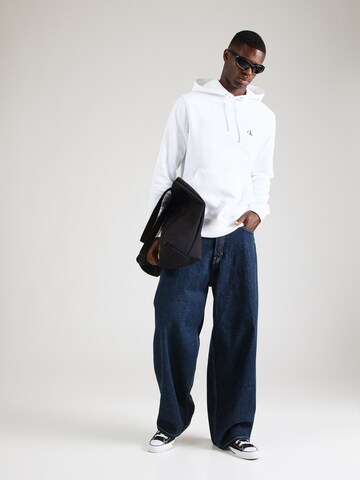 Calvin Klein Jeans - Regular Fit Sweatshirt 'Essential' em branco