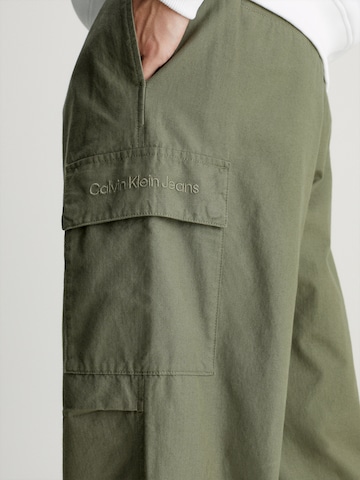 žalia Calvin Klein Jeans Standartinis Laisvo stiliaus kelnės 'Essential'