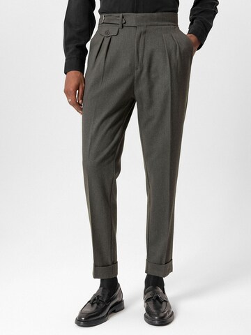 Tapered Pantaloni con pieghe di Antioch in grigio