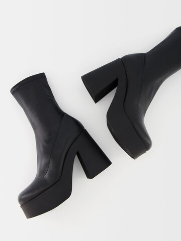 Botine de la Bershka pe negru