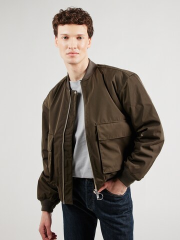 Embassy of Bricks and Logs Between-Season Jacket 'MAPES' in Green: front