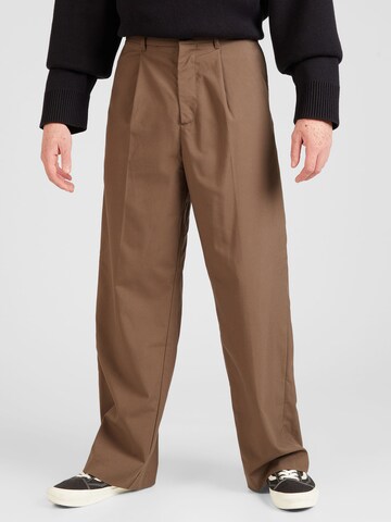 WEEKDAY Loose fit Pleat-front trousers 'Uno' in Brown: front