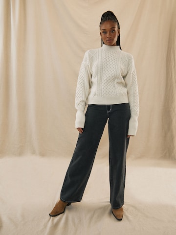 Kendall for ABOUT YOU Sweter 'Caren' w kolorze biały