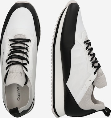 Calvin Klein حذاء رياضي بلا رقبة بلون أبيض