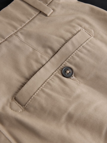 Next Normalny krój Chinosy w kolorze brązowy