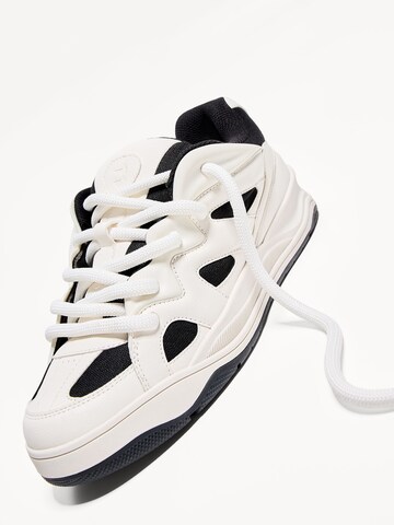 Baskets basses Bershka en blanc