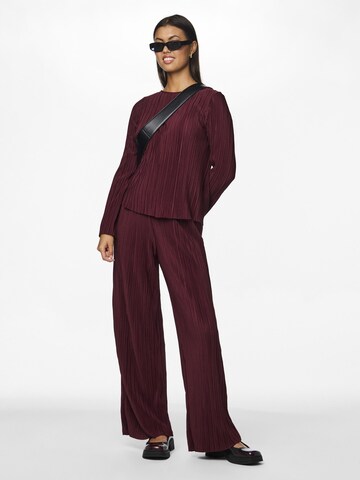 Wide Leg Pantalon 'PAMMI' PIECES en rouge