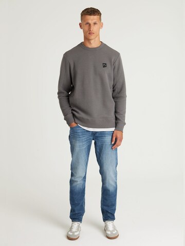CHASIN' Pullover 'Bullet' in Grau
