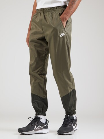 Effilé Pantalon 'Windrunner' Nike Sportswear en vert : devant