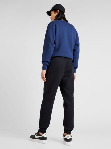 Nike Sportswear Tapered Broek 'CLUB' in Zwart