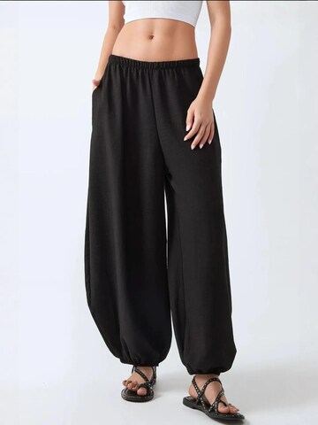 Hiccup Loosefit Hose in Schwarz: Vorderseite