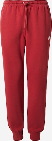 Nike Sportswear Tapered Housut 'CLUB' värissä punainen: etupuoli