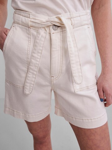 PIECES Regular Trousers 'Vinna' in White
