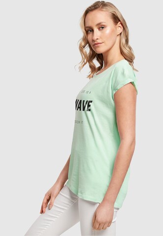 T-shirt 'Summer - Life is a wave' Merchcode en vert