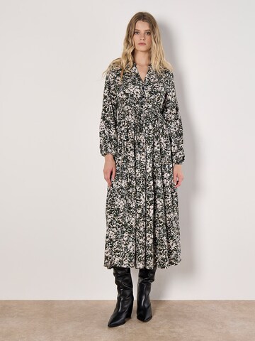 Robe 'Camo' Apricot en gris
