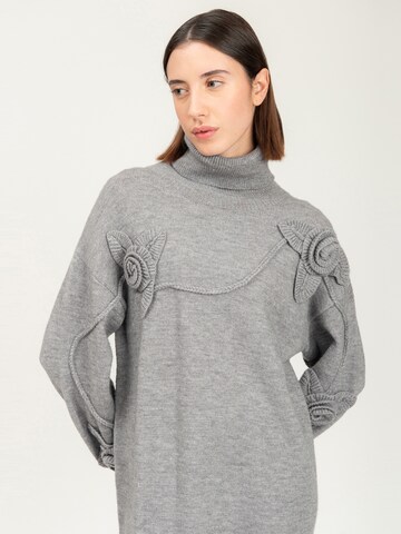 Influencer - Vestido em cinzento