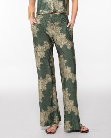 THE-ARE Loose fit Trousers in Green: front
