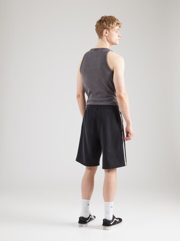 HOLLISTER Loosefit Shorts in Schwarz
