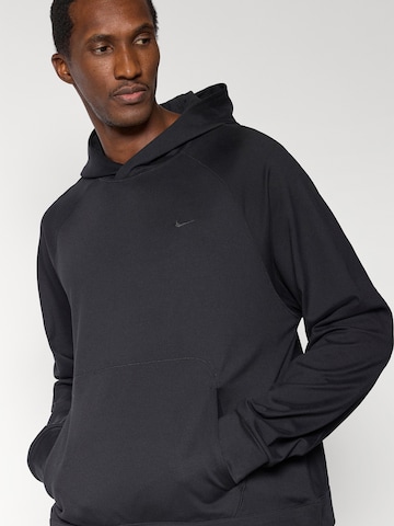 Hanorac sport de la NIKE pe negru