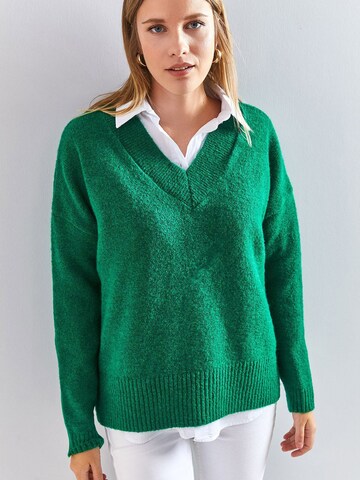Bianco Lucci Sweater in Green: front