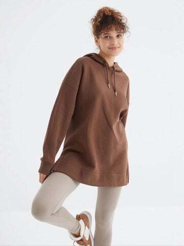 Felpa di Tommy Life in marrone