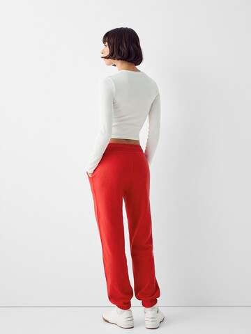 Bershka Tapered Broek in Rood