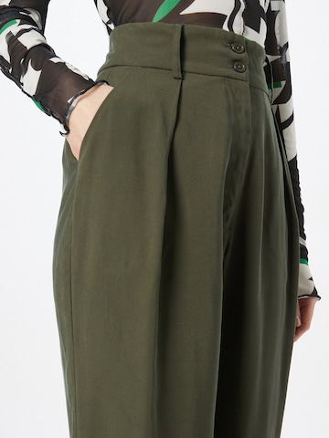 Loosefit Pantaloni con pieghe 'Alina' di ABOUT YOU in verde