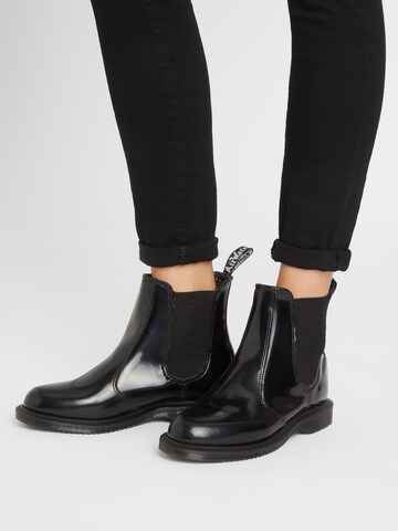 Ghete chelsea 'Flora' de la Dr. Martens pe negru: față